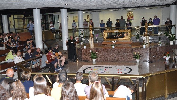 Il saluto dei giovani a San Gabriele