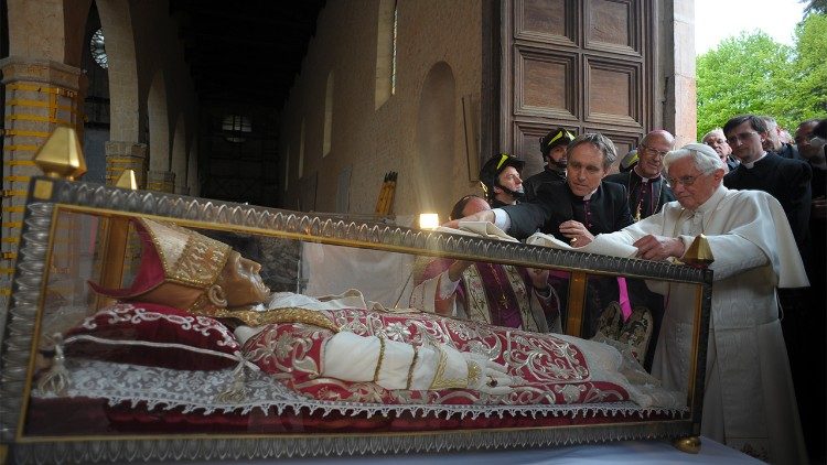 Benoît XVI prie devant la châsse de saint Célestin V, le 28 avril 2009 