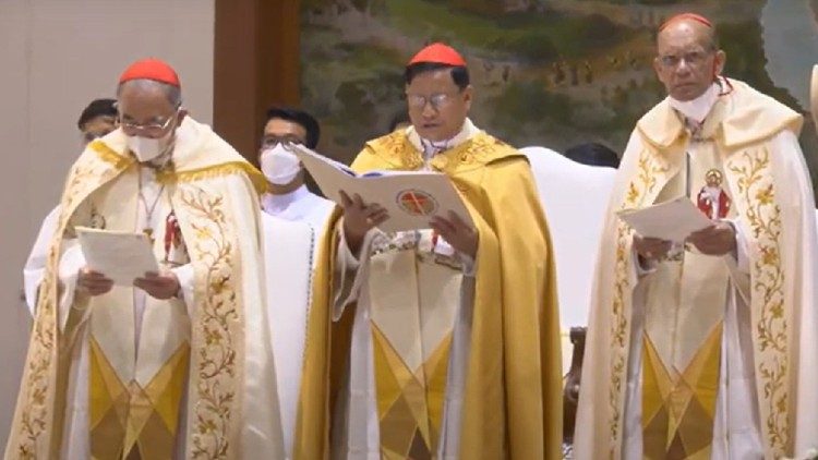  Cardinal Charles Bo, president of FABC (centre), with Cardinal Oswald Gracias of Bombay (right) and Francis Xavier Kriengsak of Bangkok (left)