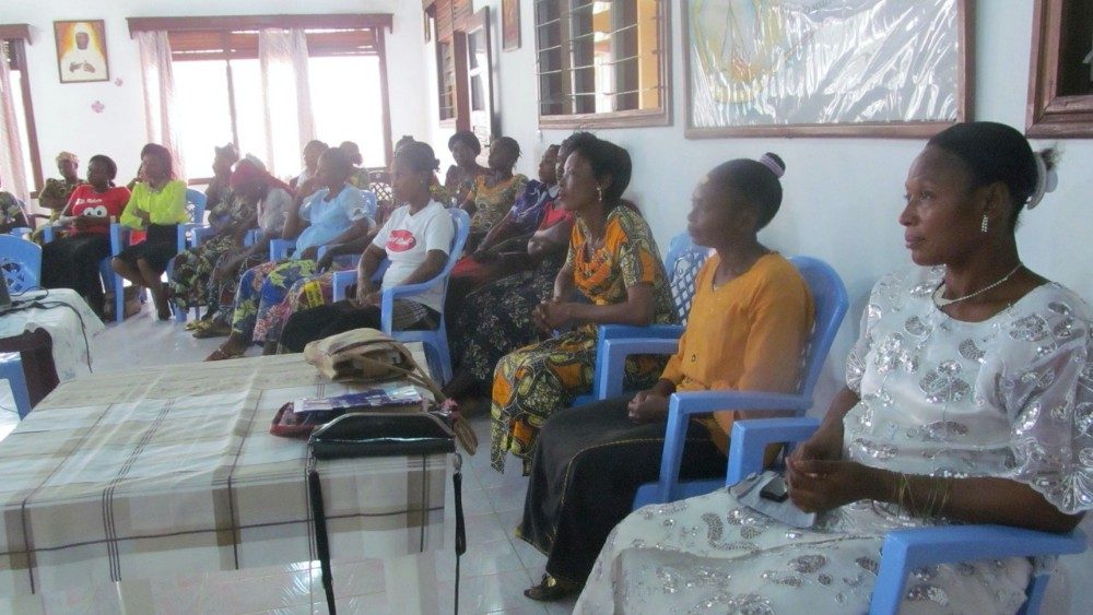 Frauen treffen sich und tauschen Erfahrungen aus