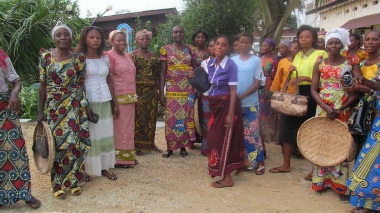 Siostra Virginie Bitshanda z uczestniczkami projektu "Mama Hekima"