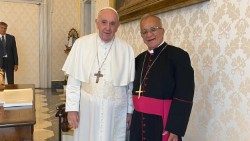 2022.08-Mons.-Jimenez-Carvajal-Colombia-con-Papa-Francesco-1.jpg