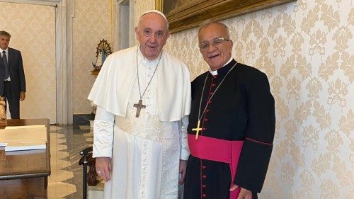 2022.08-Mons.-Jimenez-Carvajal-Colombia-con-Papa-Francesco-1.jpg