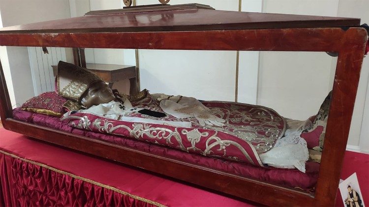 Vêtements liturgiques et masque de cire du Pape Célestin V conservés par les sœurs  bénédictines celestines de L'Aquila