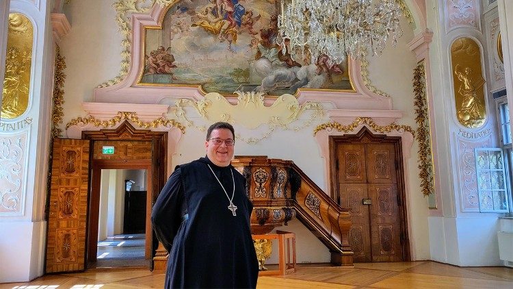 Der Lambacher Abt Maximilian Neulinger im Sommerrefektorium des Stifts, das zu Ostern und zu Weihnachten genutzt wird