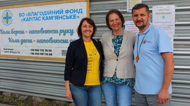 Подружжя Пагулич з Президенткою БФ "Карітас України" Тетяною Ставничою  