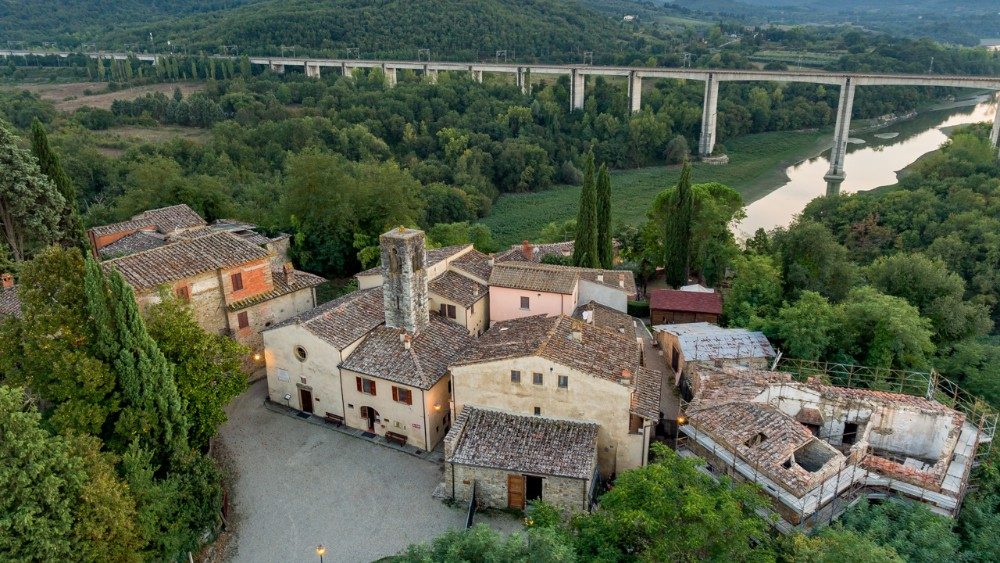 Il borgo di Rondine-Cittadella della Pace in provincia di Arezzo