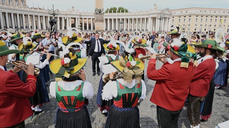 Trachtenkapelle auf dem Petersplatz, ehrenhalber dirigiert vom Tiroler Landeshauptmann Günther Platter