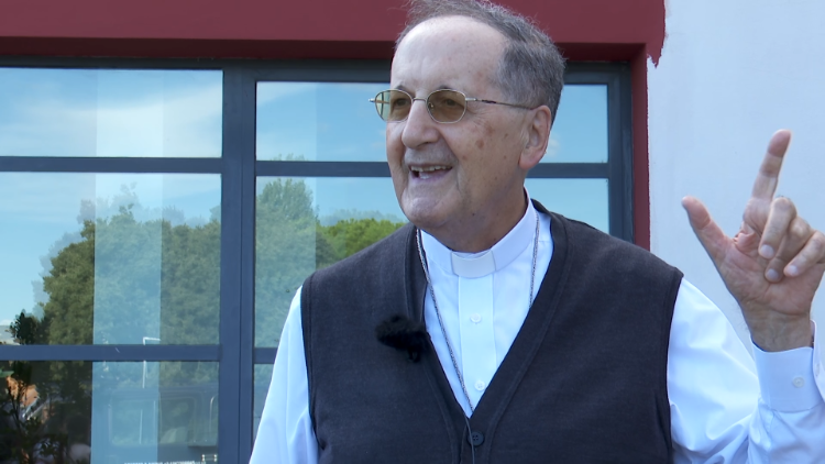 Il cardinale Beniamino Stella, postulatore della causa di beatificazione di Giovanni Paolo I, accoglie i giovani veneti