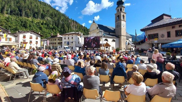 I concittadini di Canale d'Agordo in piazza per la beatificazione di Albino Luciani