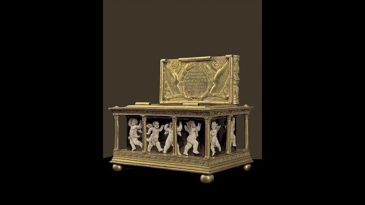 La "capsella", scatolina realizzata da un collaboratore di Donatello, Maso di Bartolomeo, intorno al 1446, nella quale la reliquia venne conservata fino al 1633, con danza di putti in osso su fondo in corno, e struttura a tempietto in rame dorato. (Fototeca Ufficio Beni Culturali Diocesi di Prato 