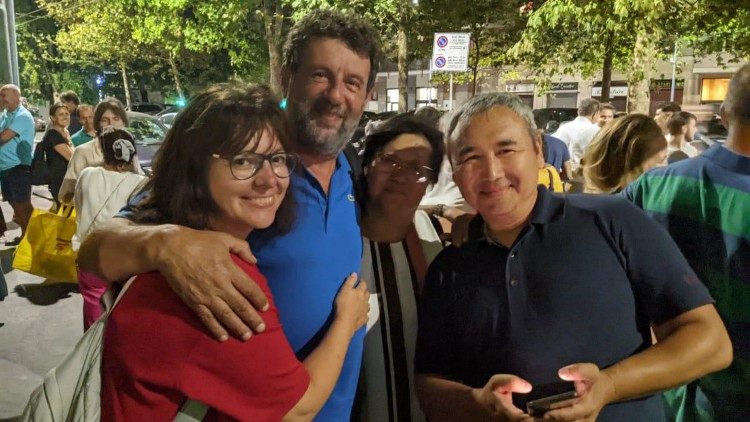 Aset con algunos amigos en Kazajistán