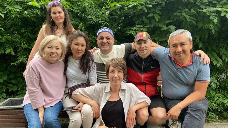 Aset, la esposa Mayra y algunos amigos en Kazajistán