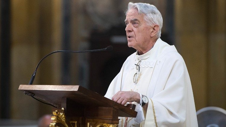 ख्रीस्तयाग अर्पित करते फादर लोम्बारदी