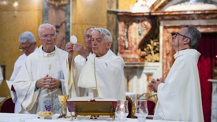 ख्रीस्तयाग अर्पित करते फादर फेदरिको लोम्बारदी