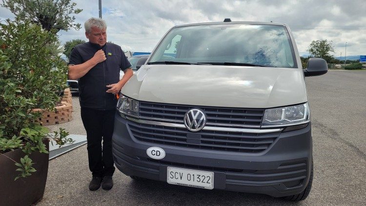 Il cardinale Krajewski e il pulmino che sarà donato al suo arrivo