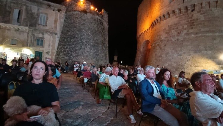 La platea a Largo Alfonsina, nel cuore di Otranto
