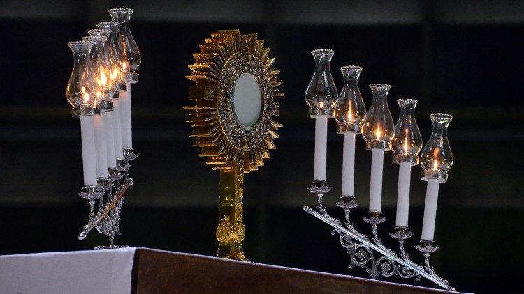 A Eucaristia é centro e ápice da vida cristã