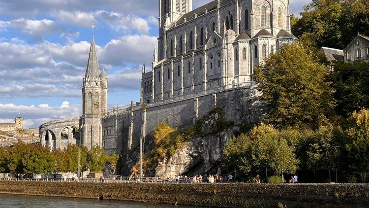 Sob a basílica, a rocha onde está a Gruta das Aparições