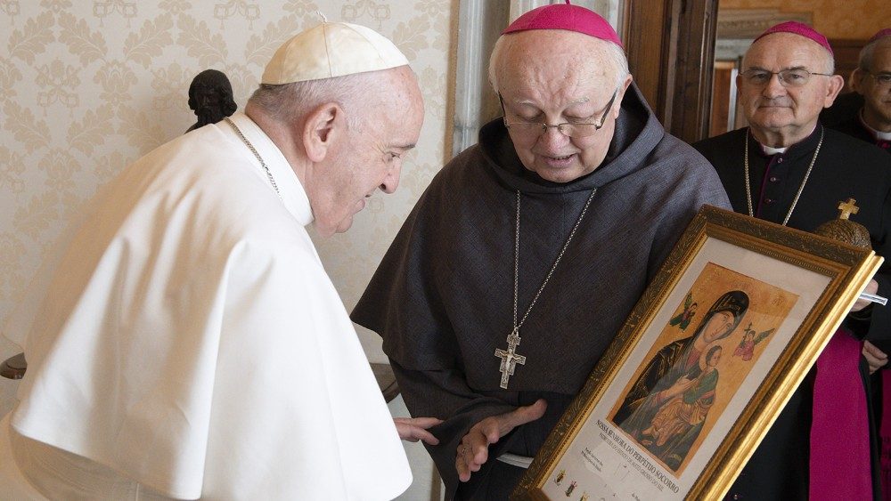 O momento em que dom Janusz Marian entrega o ícone ao Papa