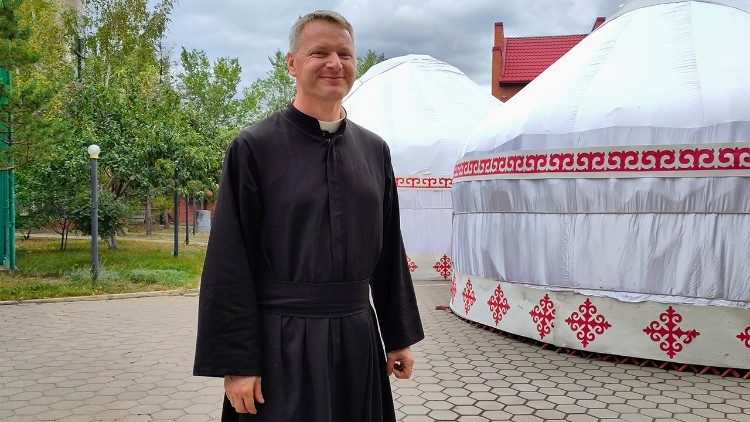 P. Leopold Kroprfreiter vor einer Jurte, der traditionellen Behausung der Nomaden in der kasachischen Stelle