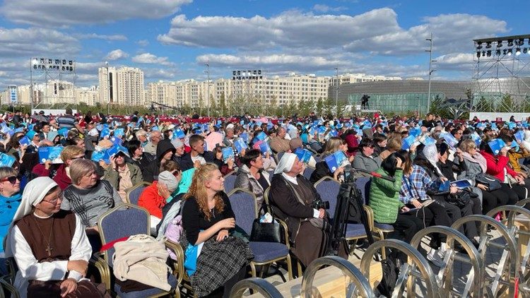 I fedeli alla Messa presieduta dal Papa