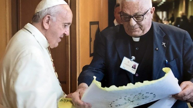 Padre Giovanni incontra il Papa durante il Sinodo dei Vescovi per l’Amazzonia del 2019 
