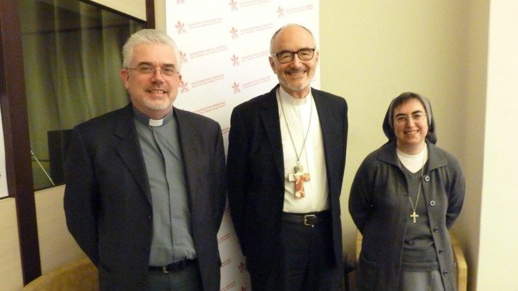 En la cúpula del Dicasterio para el Servicio del Desarrollo Humano Integral, de izquierda a derecha, el Subsecretario Padre Baggio, el Prefecto Cardenal Czerny, la Secretaria Hermana Smerilli 