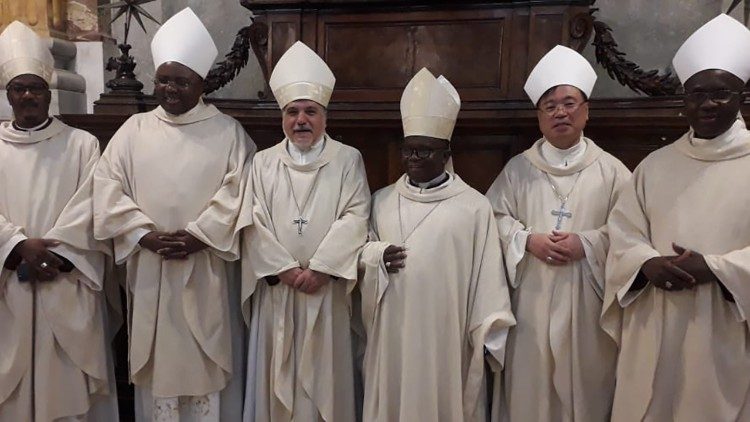 Novos Bispo de Angola e Moçambique participantes no curso. Dom Maurício Camuto, primeiro (da esquerda)