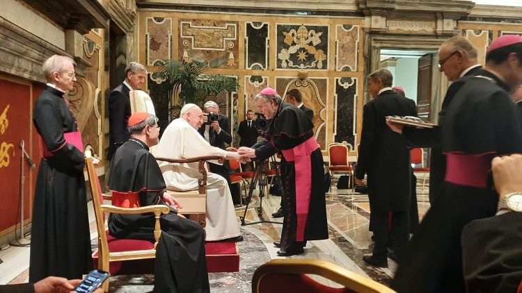 Dom  Diamantino Guapo Antunes saúda o Papa