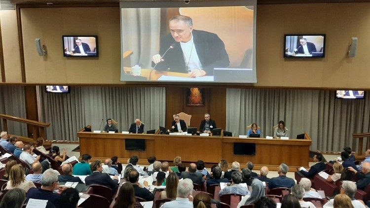 Il cardinale Gambetti apre il Simposio "Ai margini della società"