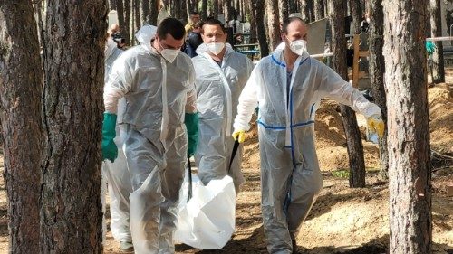 Krajewski reza en Izium, donde "la guerra no conoce la piedad"