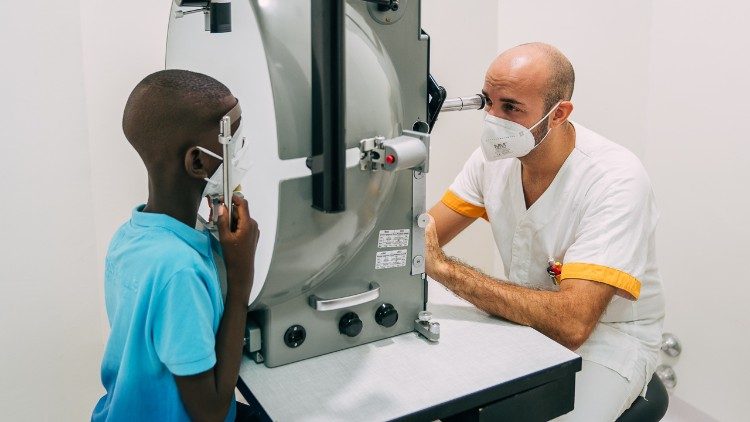 Uno de los dos niños que recuperaron la vista