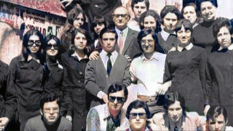 Rosario Livatino (al centro con la cravatta), diciottenne studente con i compagni e gli insegnanti della III B 1970-71 del Liceo classico Ugo Foscolo di Canicattì. In basso a sinistra, Giuseppe Palilla, e il alto a destra Ida Abate, docente di greco che fonderà nel 1995 l'Associazione amici del giudice Livatino 