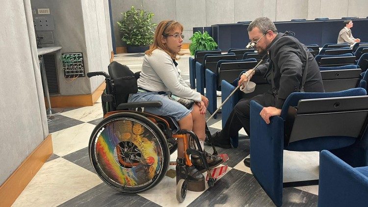 Un momento dell'incontro in Sala Stampa vaticana