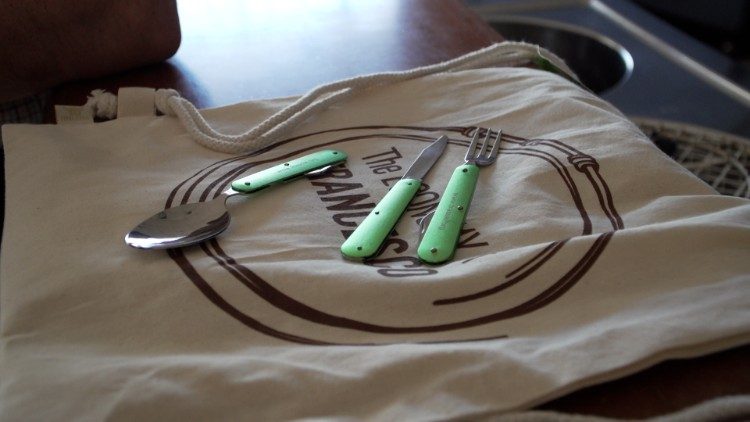 Economia de Francisco: talheres reutilizáveis para os jovens economistas