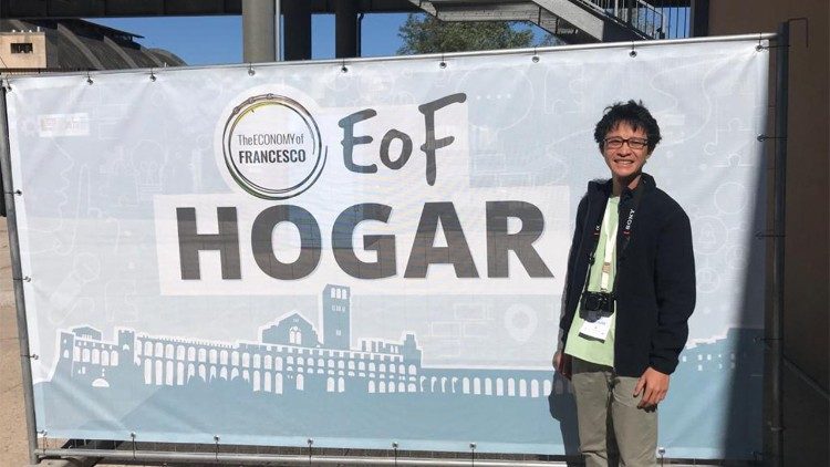 Hoang, desde Vietnam, participa con mucha alegría en el encuentro.