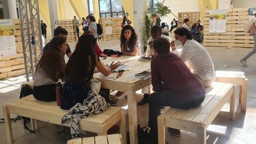 Los jóvenes latinoamericanos en Asís: Una sinfonía que resuena en el coro del mundo