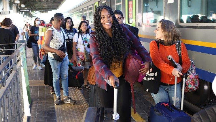 L''arrivo alla stazione di alcuni giovani per Economy of Francesco