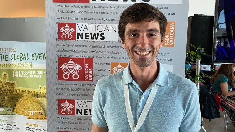 O brasileiro Henrique San Guess vai apresentar o evento de sábado (24), com a presença do Pontífice