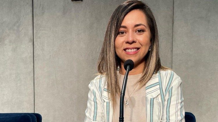 Lourdes Hércules, de Guatemala, miembro del staff de "Economía de Francisco", participó en la conferencia de prensa de presentación del evento en la Oficina de Prensa de la Santa Sede.