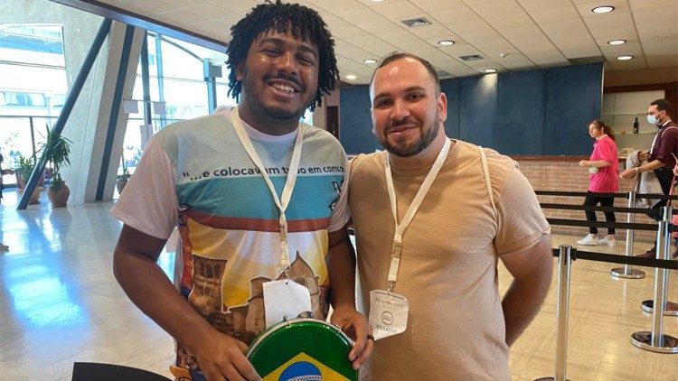 Jovens brasileiros em Assis - Peterson e Hyran 