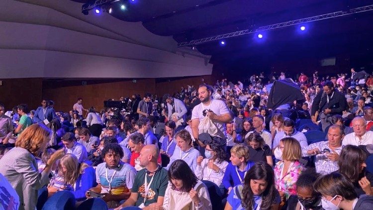 El Teatro Lyrick de Asís acogió la sesión inaugural de la primera edición presencial de "Economía de Francisco". (Vatican Media)