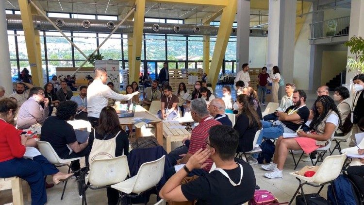 Economy of Francesco: acuni giovani partecipano ad un dibattito.