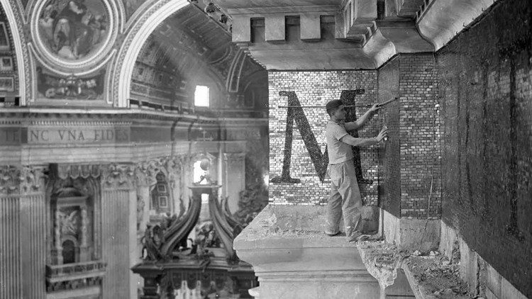 Artesão trabalhando na Basílica de São Pedro