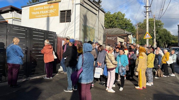 Украинские беженцы у "Столовой Папы Франциска" (Кишинёв)