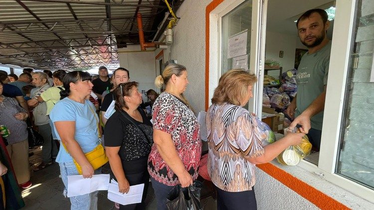 Украинские беженцы в "Столовой Папы Франциска"