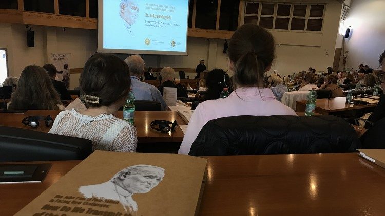 Un momento del simposio della Fondazione Giovanni Paolo II all'Università Urbaniana