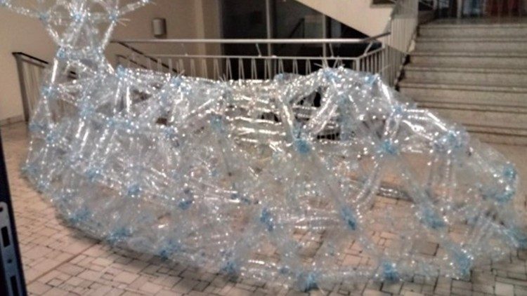 La balena con materiale di plastica esposta nel Collegio San Carlo
