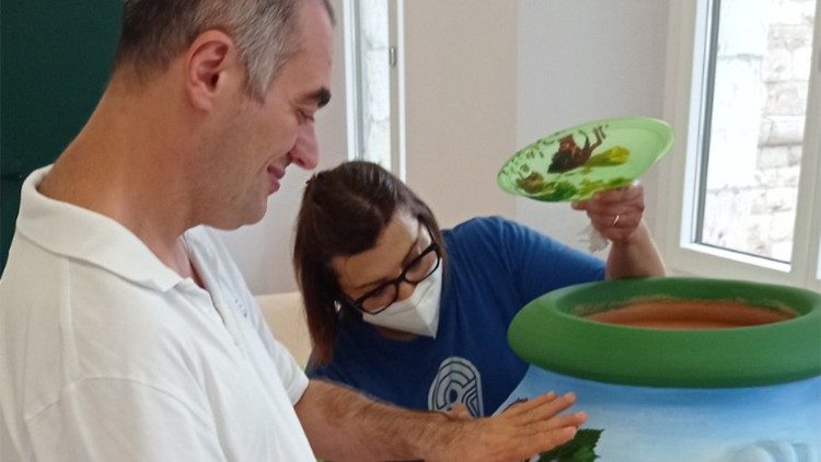 La fase di pittura della giara